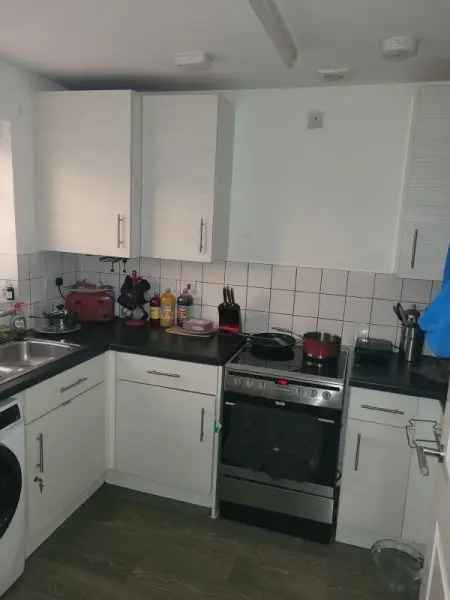 2 Bed Semi-Detached House with Gardens