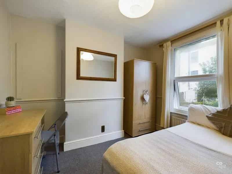 4 Bedroom Terraced House Near The Level