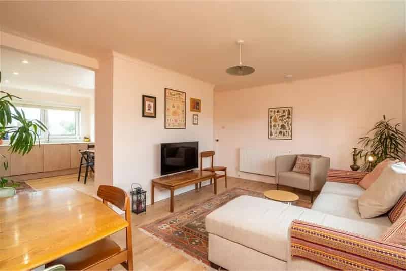 2 Bed Flat Upper Villa with Private Garden and New Kitchen