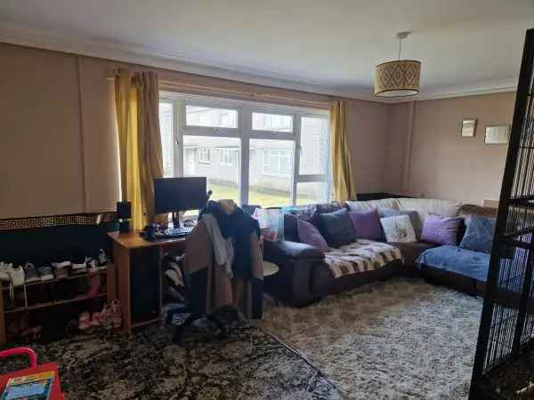 Spacious 2 Bed Flat Near Shops and Schools