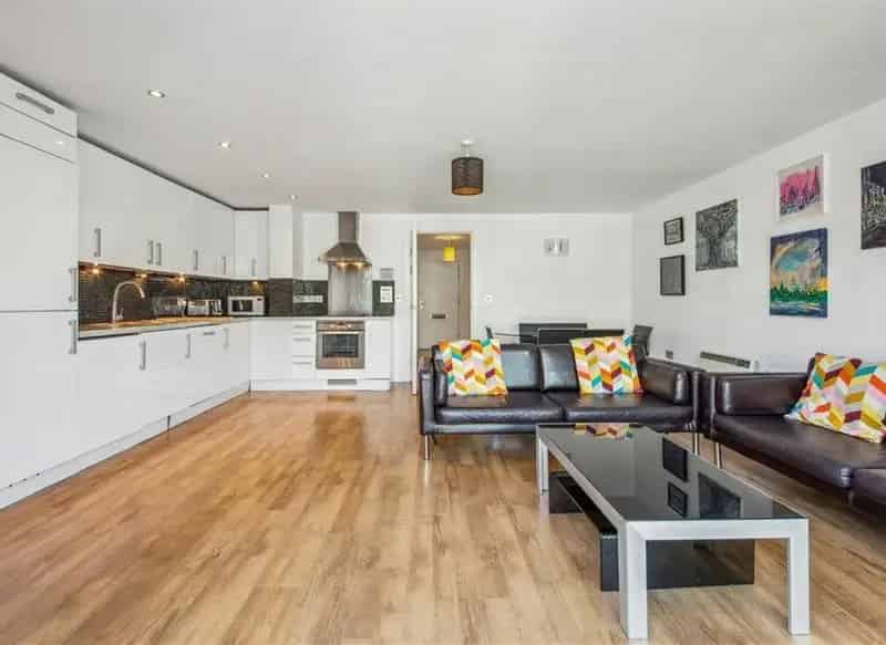 Modern Canal-View 3-Bedroom Apartment Near Haggerston