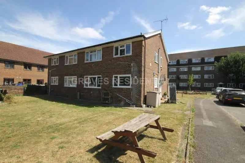 2 bed flat for sale
