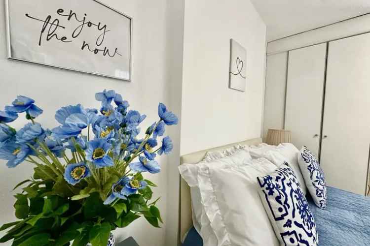 One Bedroom Flat in Kensington's Nevern Square