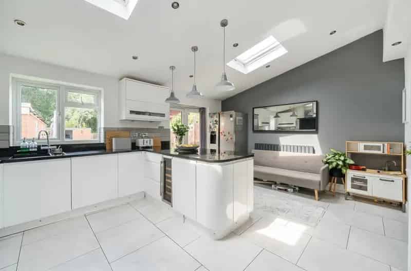 4 Bedroom Semi-detached House Sandhurst Extended Family Home
