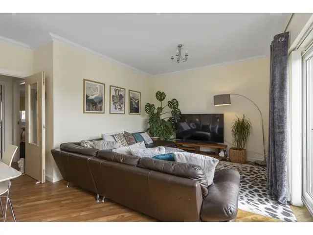 3 Bedroom Flat for Sale in Livingston - Ensuite, Balcony & Parking