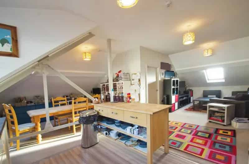 2 Bedroom Penthouse Apartment Near Amenities and Schools