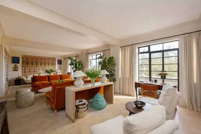 Luxury 4-Bedroom Hyde Park Apartment with Private Balconies and Garage