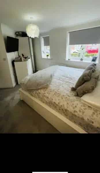 Ground Floor 2-Bedroom Flat Near Canal
