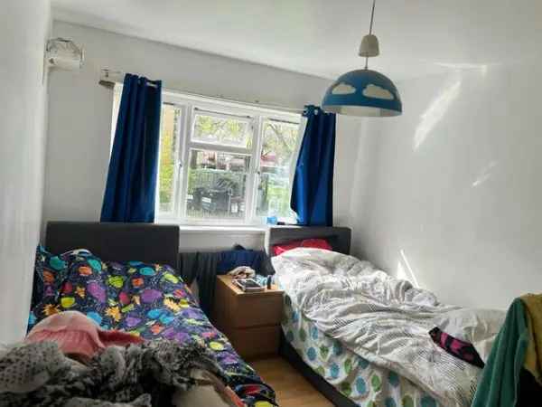 Flat For Rent in Woking, England