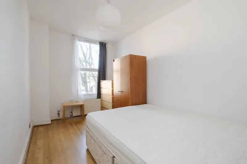 2 Bedroom Flat for Sale in Islington N7