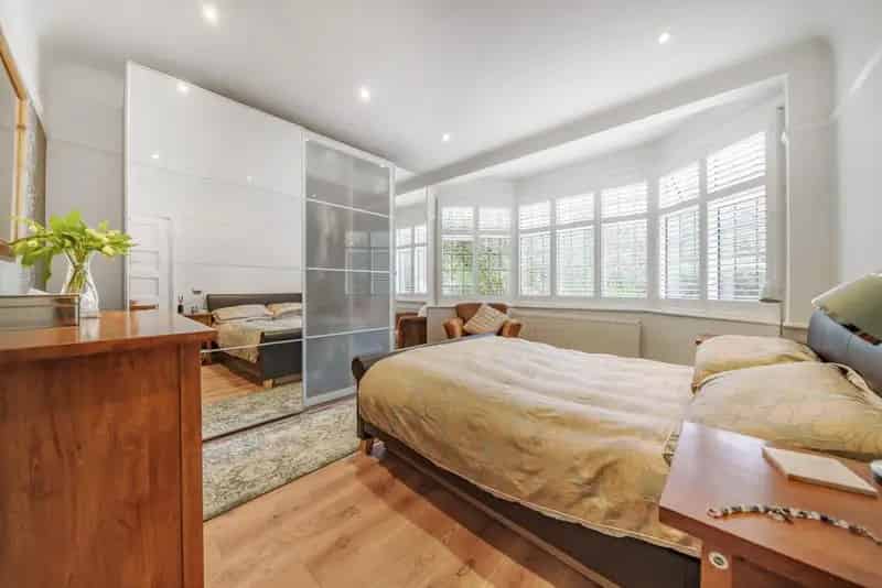 One Double Bedroom Maisonette with Large Garden