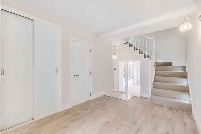 Flat to rent in Pembroke Gardens, London W8