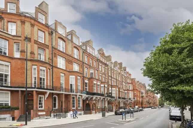 2-Bedroom Duplex Apartment Knightsbridge - Private Patio