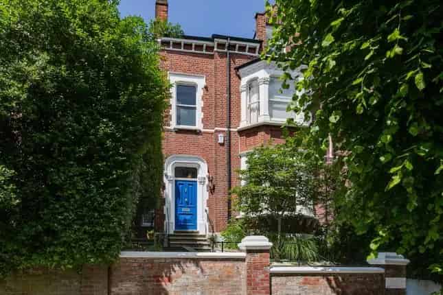 Detached House for Sale in Highgate London