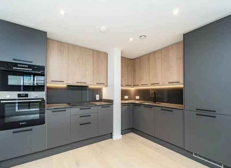 2-Bed 2-Bath Warehouse Style Apartment Near Aldgate