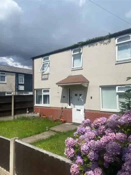 3 bed house in Halton Brook