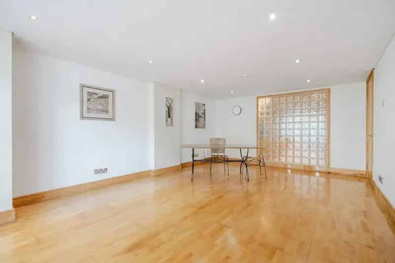 2 Bedroom Flat for Sale Near Park Street Bristol