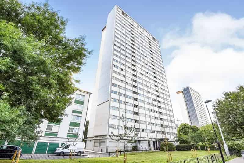 Luxury Two-Bedroom Apartment in Holland Park with Central London Views