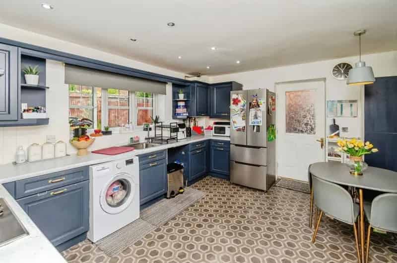 Four Bedroom Detached House Near Transport Links