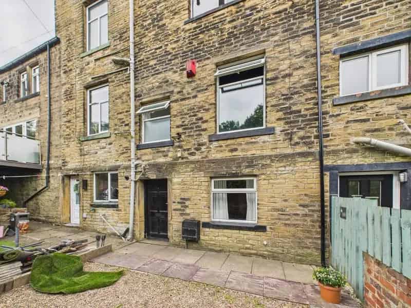 1 Bedroom Maisonette for Sale Near Apperley Bridge and Shipley