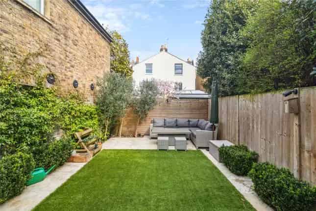 5 Bedroom End Terrace House for Sale in London