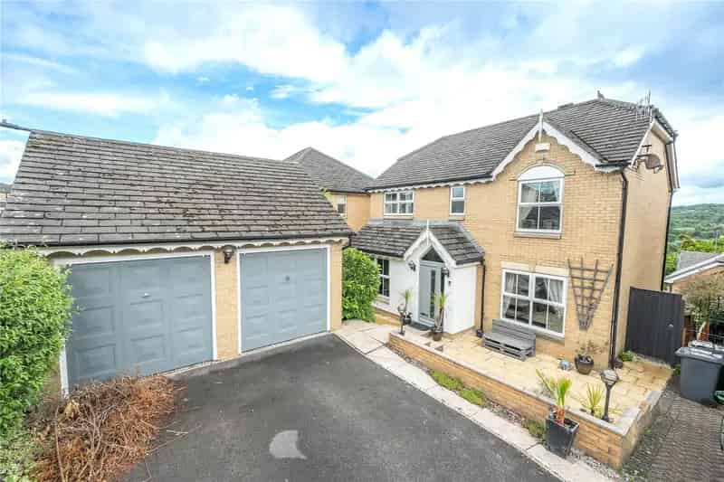 4 Bedroom Detached House in Apperley Bridge
