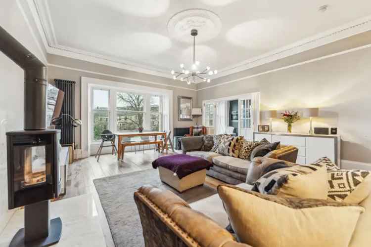 Spacious 2-Bedroom Flat in Dowanhill with Residents Garden
