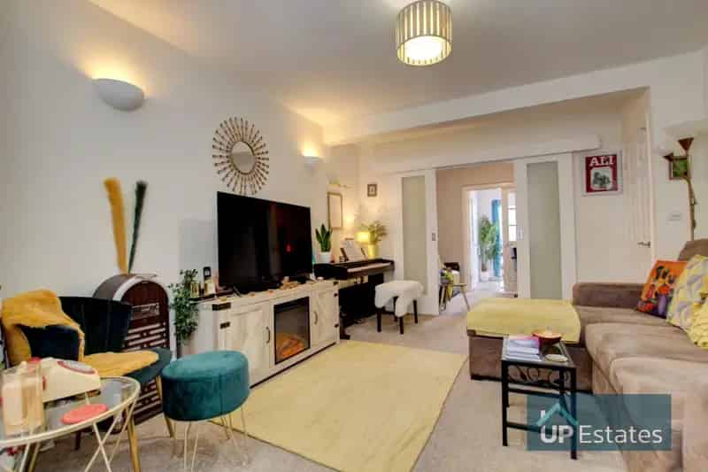 3 Bedroom 3 Bathroom Family Home with Driveway and Garden