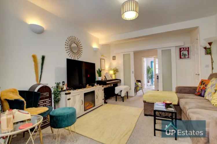 3 Bedroom 3 Bathroom Family Home with Driveway and Garden