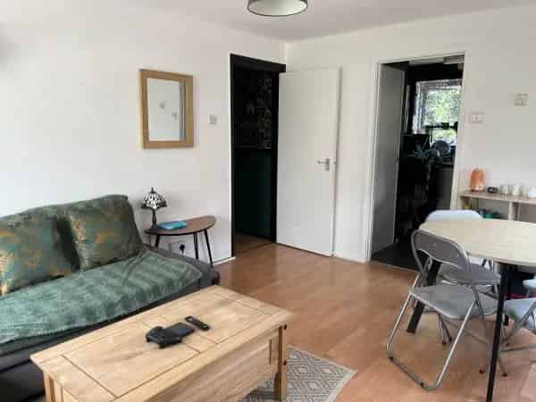 2 Bed Council Flat Henfield - Close to Amenities