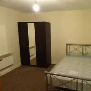 2 Bed Flat Manchester Part Furnished Secure Parking Balcony Close to Shops