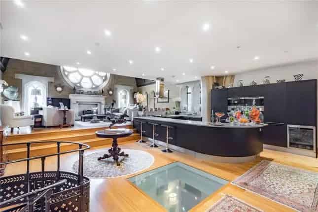 Flat for sale in The Ridgeway, Mill Hill NW7