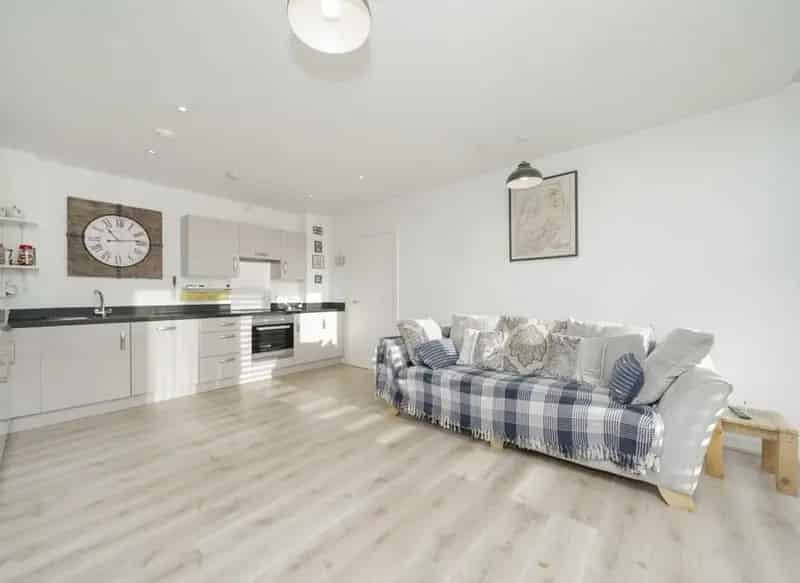 2 Bed Flat Private Terrace Parking Near Colindale Station