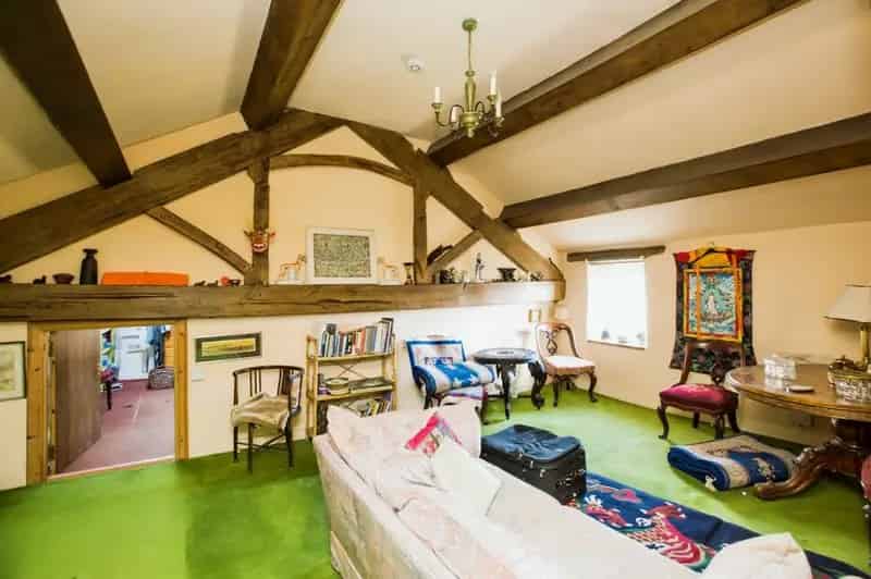 10 Acre Detached Farmhouse 4 Double Beds Outbuildings Stables Barn