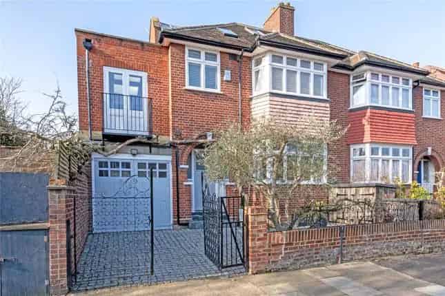 5 Bed Semi-Detached House for Sale in Blenkarne Road SW11