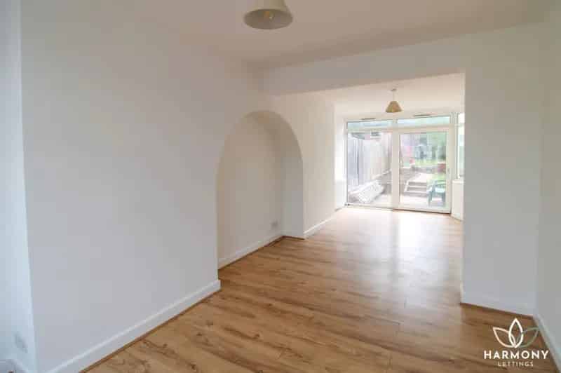 3 Bedroom Semi-Detached House with Garage and Driveway
