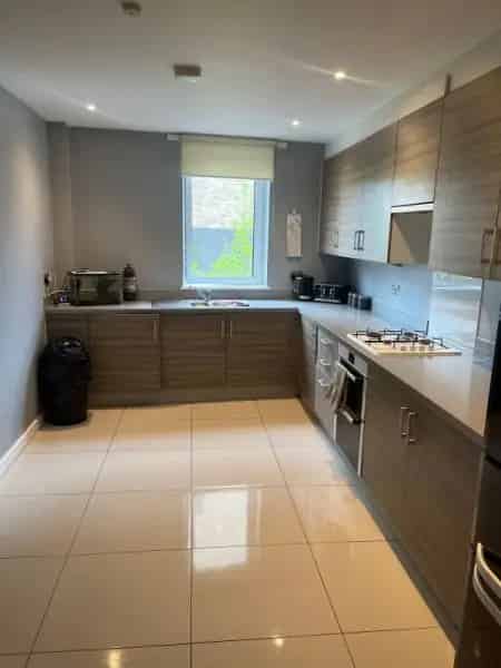 Large 3 Bed 2 Toilet Flat Separate Kitchen