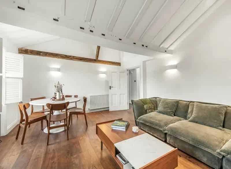 2-Bed Victorian Apartment near Angel Kings Cross Top Floor 829 sq ft Share of Freehold