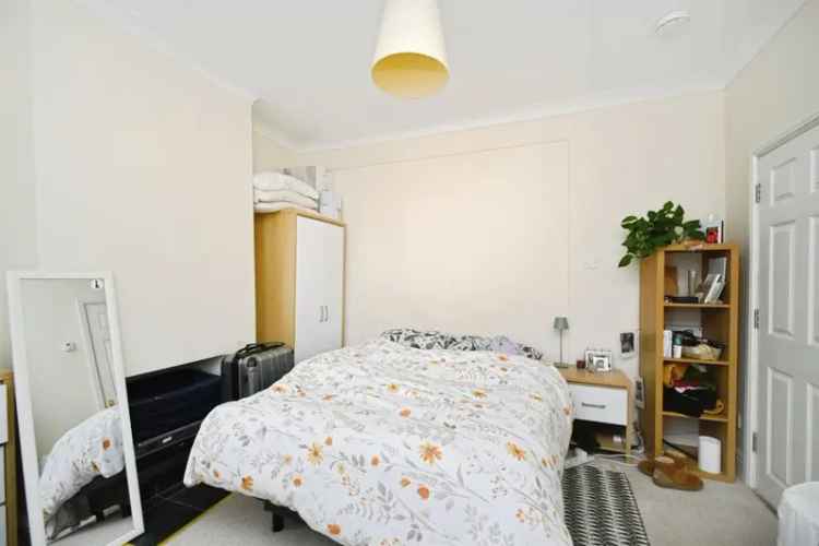Three Bedroom Mid-Terraced House Hanover