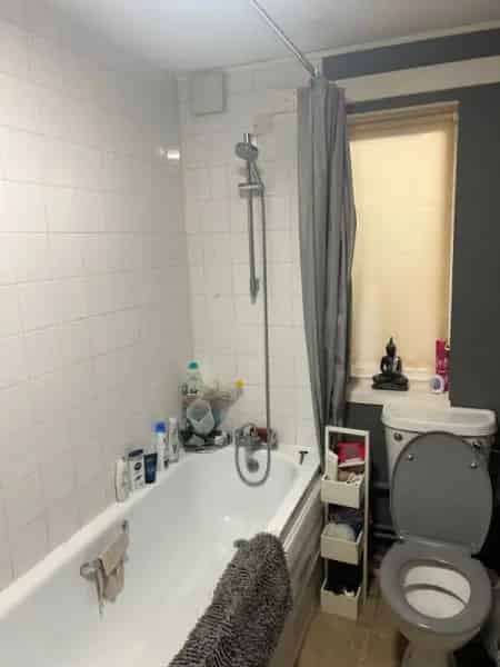 1 Bed First Floor Flat Near Amenities