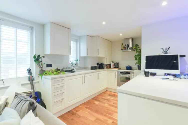 Leasehold Apartment with Open-Plan Lounge and Gated Parking