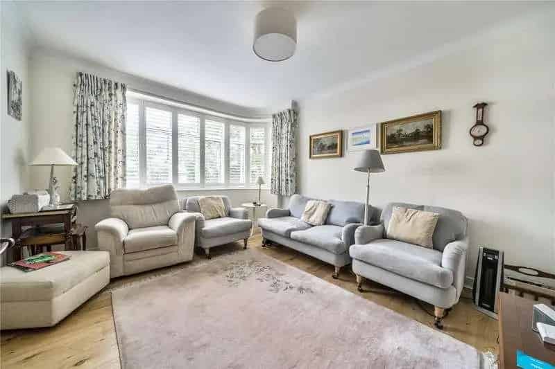 2 Bed Flat for Sale Near Surbiton Station