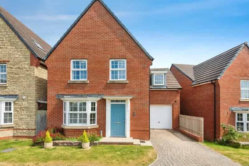 4 Bedroom Detached House with Extensive Garden and Garage