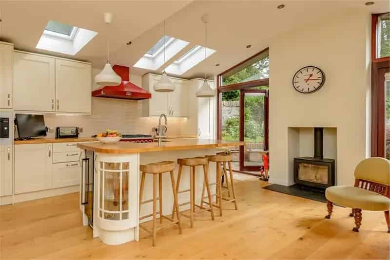 5 Bed House - Detached with 3 Reception Rooms