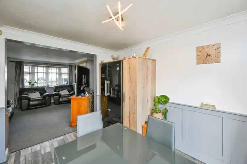 Four Bedroom Semi Detached House Near M1 Junction 26