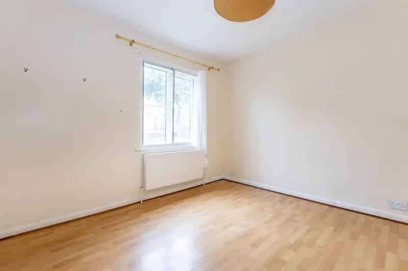2 Bedroom Flat for Sale Wimbledon Town Centre Chain Free
