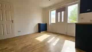 3 Bed End Terrace House Near Shops and Schools