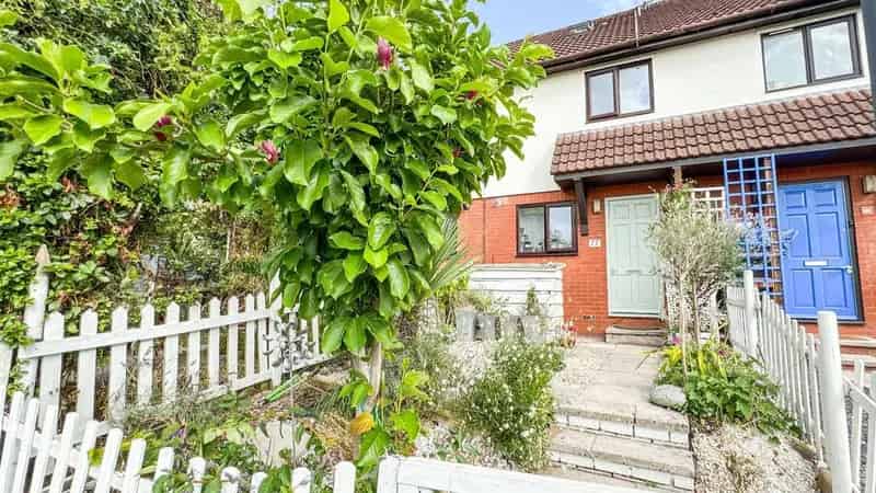 2 Bedroom Terraced House Near Victoria Park