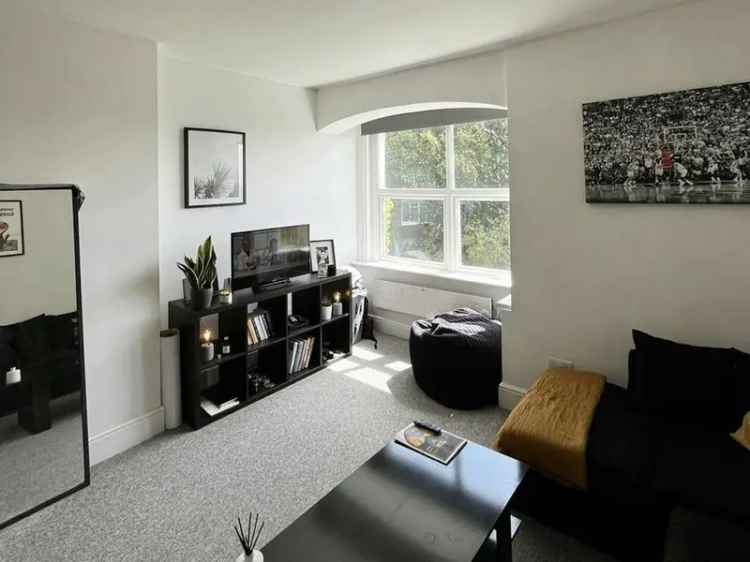 Modern 1-Bed Flat in Queens Park Leasehold