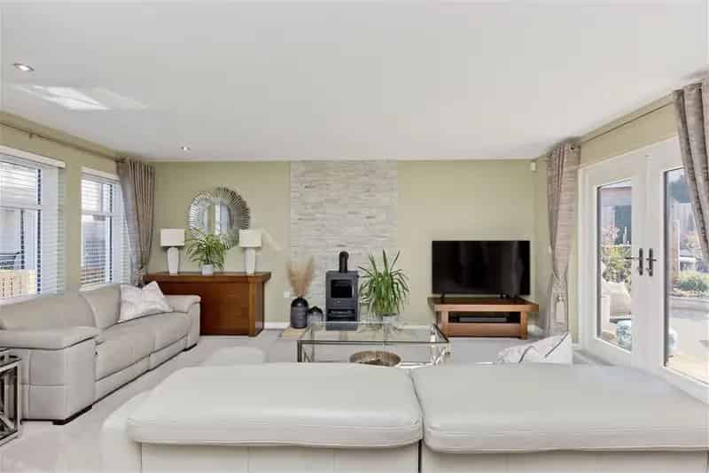 4 Bed Detached House with Sea Views and Sunny Gardens